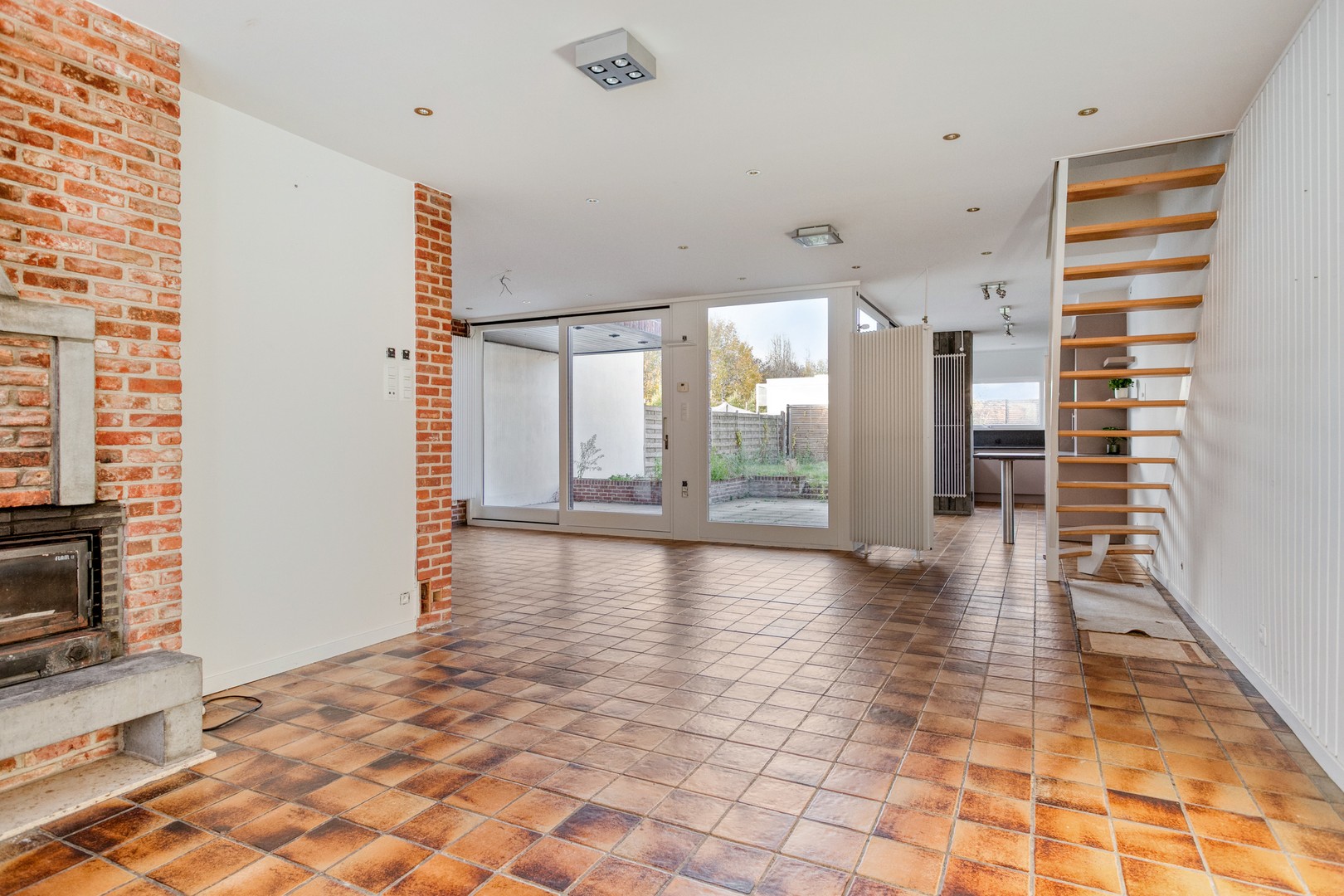 Ruime en opgefriste stadwoning met omheinde tuin te Roeselare - foto 2
