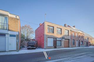 Deze halfopen woning bevindt zicht in Emelgem op een rustige ligging en toch vlakbij centrum Izegem, supermarkt, ... De woning biedt - mits een...