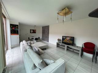 <p><span>Mooi en rustig gelegen moderne woning aan een stadspark met in de buurt winkels, scholen en op wandelafstand van het centrum van Kortrijk.  Inkom, ruime living, open keuken, grote binnentuin met tuinhuis en uitgang op de zijkant, wasplaats, ruime garage met extra douche en toilet, toilet, berging, 3 slaapkamers en nieuwe badkamer.  De volledige woning is voorzien van opbergkasten.   Regenwaterput.  Bouwjaar 2001.  Epc 251 kWh/m² uc 3219479-RES-1.  Voor info of bezoek, bel 056.21.58.00 of www.immo-lvb.be. </span></p>