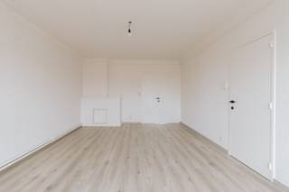 <p>Bezoeken mogelijk na aanmaken huurdersprofiel: <strong><u>https://onid.mijnhuurprofiel.be/property/4106eb5a-71df-46ea-b331-b5528795c87c</u></strong></p><p><br /></p><p><br /></p><p>In de Oosterveldwijk in Wilrijk vinden we dit lichtrijk 2 slaapkamerappartement terug op de tweede verdieping van een kleine residentie. Dankzij de talrijke invalswegen (A12, Ring van Antwerpen...) heeft dit pand een uitstekende bereikbaarheid. In de buurt vinden we ook winkels, scholen en openbare voorzieningen terug. Het appartement is recent gerenoveerd en onmiddellijk beschikbaar!</p><p><br /></p><p>Het appartement bestaat uit: inkomhal, ruime living, keuken, bureau/hobbykamer (met aansluiting wasmachine en droogkast), apart toilet, badkamer met inloopdouche, twee slaapkamers, terras en een garagebox met voorliggende staanplaats.</p><p><br /></p><p>Troeven: geen maandelijkse kosten (Slechts eenmalig per jaar opvraging 100 euro voor onderhoud gemene delen, voortuin en minuterie) - onmiddellijk beschikbaar - Garagebox met elektriciteit en watervoorziening - inclusief twee kelderbergingen</p>