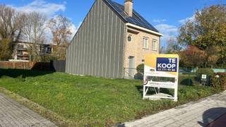 Deze bouwgrond op ca 749m2 voor HOB is zeer gunstig gelegen in de nabijheid van een gezellige dorpskern Kemzeke. Ook zijn alle winkels,...