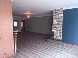 Dit appartement biedt alles wat je nodig hebt voor comfortabel wonen in het hart van Bornem. Het beschikt over een lichte en ruime living, een keuken, drie comfortabele slaapkamers, een praktisch bureau en badkamer. Daarnaast geniet je van een gezellig terras, ideaal om even te ontspannen buiten. Dankzij de centrale ligging zijn winkels, scholen en openbaar vervoer gemakkelijk bereikbaar. Voor meer informatie of een bezoek ter plaatse, neem gerust en vrijblijvend contact op via 03/283 84 84 of mail naar viktor@ax-quality.be. Een ideale woning voor wie rust, bereikbaarheid en wooncomfort wil combineren!