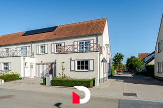 Maak kennis met deze volledig instapklare halfopen bebouwing in het centrum van Moerkerke. Deze woonst werd in 2012 gebouwd met uiterst...