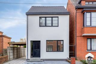 <p>Prachtig gerenoveerde gezinswoning te koop in Leopoldsburg! </p>

<p><strong>Leopoldsburg: energiezuinige gezinswoning met 3 slks (4 mogelijk) en 2 badkamers op 276m².</strong></p>

<p> </p>

<p>Deze halfopen gezinswoning werd in 2025 volledig en kwalitatief gerenoveerd. We sommen graag enkele troeven op:</p>

<ul><li>Energiezuinig! (EPC label C)</li><li>Slaapkamer en douchekamer op gelijkvloers</li><li>Asbestvrij!</li><li>Conforme elektrische installatie</li><li>Zeer gunstige ligging nabij o.a. centrum, scholen, winkels, openbaar vervoer, invalswegen, ..</li><li>Extra bergruimte in kelder en zolder</li><li>Mogelijkheid tot creëren van extra polyvalente kamer op gelijkvloers (slaapkamer, office, praktijkruimte, speelkamer, ..)</li><li>Geschikt als investering</li></ul>

<p>Indeling: zie plannen in bijlagen.</p>