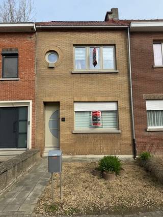 Ben je op zoek naar een instapklare woning met een mooi groen verzicht? Dan is deze leuke rijwoning op circa 150 m² uw buitenkans!Inkomhal, living,...