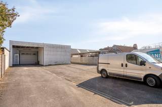 Magazijn / opslagruimte van ca. 350 m² te huur in Roeselare – centraal gelegenBent u op zoek naar een magazijn te huur in Roeselare of een praktische...