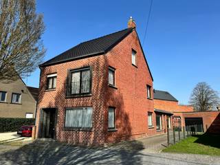 Bent u op zoek naar een woning met veel potentieel op een ruim perceel (845 m²)? Lees dan zeker verder.<br /><br />Deze halfopen bebouwing bevindt zich op een rustige, maar centrale ligging. De woning geniet van een goede verbinding naar het op- en afrittencomplex van de E17 (Gent – Kortrijk) en een vlotte bereikbaarheid richting Deinze en Waregem. U woont hier in een aangename omgeving, terwijl winkels, scholen en andere voorzieningen zich op korte afstand bevinden.<br /><br />Via de inkomhal komt u binnen in de woning. Hier bevindt zich de trap naar de verdieping en heeft u toegang tot de ruime, tweedelige leefruimte. Aansluitend bevindt zich de reeds vernieuwde keuken. Vanuit de keuken heeft u toegang tot de kelder, die extra opbergruimte biedt, en tot de veranda met zicht op de tuin.<br /><br />Op het gelijkvloers beschikt de woning verder nog over een badkamer en een extra kamer. Deze ruimte wordt vandaag gebruikt als slaapkamer, maar kan evengoed ingericht worden als bureau, wasplaats of hobbyruimte.<br /><br />Op de eerste verdieping bevinden zich vier ruimtes: twee volwaardige slaapkamers en twee kleinere kamers die kunnen dienen als kinderkamer, bureau of bijvoorbeeld een extra badkamer.<br /><br />Via de vaste trap bereikt u de zolderverdieping. Mits enkele aanpassingswerken kan deze ruimte verder ingericht worden, bijvoorbeeld voor het creëren van bijkomende kamers.<br /><br />Achter de woning bevindt zich nog heel wat praktische opbergruimte dankzij de aanbouwen, alsook een garage. De tuin is verrassend diep en biedt tal van mogelijkheden, bijvoorbeeld voor een moestuin, speelruimte of ruimte voor het houden van enkele kippen.<br /><br />Extra troeven:<br />- Vernieuwd dak (2019)<br />- Nieuwe boiler (2024)<br /><br />Bent u op zoek naar een woning die u verder naar eigen smaak kan inrichten? Neem dan contact op om uw bezoek in te plannen.<br />Richtprijs: €265.000