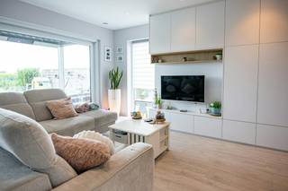 Op zoek naar een instapklare, moderne woning waar comfort en rust centraal staan? Deze woning met 3 volwaardige slaapkamers biedt àlles wat u nodig heeft voor zorgeloos wonen. Een absolute buitenkans!<br /><br />Een doordachte inrichting en kwalitatieve voorzieningen zorgen binnen voor een uitzonderlijk wooncomfort: vloerverwarming, zonnepanelen, rolluiken, screens, domotica, inbouwkasten en inbouwdressing, airco, ventilatie D, ruime berging naast keuken, polyvalente ruimte, ...<br /><br />Buiten wacht een prachtige westgerichte tuin met verzicht. Ideaal om te genieten van zonnige dagen, zonsondergangen en lange zomeravonden.<br />Het ruime terras, de stijlvolle terrasoverkapping, het praktische tuinhuis en robotmaaier maken het luxueuze buitenleven compleet.<br /><br />Troeven:<br />+ Zonnepanelen<br />+ Warmtepomp<br />+ Vloerverwarming<br />+ EPC A+ (E19)<br />+ Instapklaar en perfect onderhouden<br />+ Ruime oprit (4 auto's)<br />+ Master bedroom met dressing (Camber)<br />+ Ventilatie D<br />+ Airco in leefruimte en alle slaapkamers<br />+ Domotica (NHC)<br />+ Westgerichte tuin en terras met veel privacy<br />+ Tuinhuis met veel bergruimte<br />+ Hyperuitgeruste terrasoverkapping (Renson)<br />+ Screens, rolluiken en vliegenramen<br />+ Regenwaterput 7.500l<br />+ Elektriciteit conform<br />+ Vrij bij akte<br /><br />Een woning waar werkelijk aan alles is gedacht.<br />Hier geniet u vanaf dag één van ruimte, privacy, comfort en een zorgeloze toekomst. Maak snel een afspraak en ontdek waarom deze woning de ideale plek is om thuis te komen. Mis deze kans niet!<br /><br />Afspraak via Dewaele.com of 0472/18.38.39<br /><br />De algemene voorwaarden van Dewaele DIY kunt u steeds raadplegen via dewaele.com.<br /><br />Bestuursmaatregelen in het maatregelenregister: in aanvraag