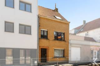 <p><strong>Rijwoning met garage, 3 slpk, tuin, gigantische zolder.</strong></p><p>Gelegen op slechts 5 minuten van de jachthaven van<span> Nieuwpoort </span>bevindt zich deze ruime rijwoning. In de nabijheid van winkels, het strand, de zee, Nieuwpoort en <span>Middelkerke Bad</span></p><p>De woning beschikt over:</p><ul><li>3 slaapkamers (2 ruime en 1 kleinere, ideaal als dressing of bureau)</li><li>1 badkamer</li><li>Een reeds vernieuwde keuken</li><li>Een lichtrijke veranda met aansluiting op terras</li><li>Aangelegde tuin met vernieuwde terrassen</li></ul><p>Daarnaast is er een <strong>garage</strong> die uitgeeft op een aanpalende straat, wat zorgt voor extra comfort en bereikbaarheid.</p><p>Een absolute troef is de <strong>gigantische zolder met vaste trap</strong>, die tal van mogelijkheden biedt (extra kamers, hobbyruimte, ...).</p><p>Verder:</p><ul><li>EPC label D (<strong>geen renovatieplicht</strong>)</li><li>Laag kadastraal inkomen</li></ul><p>Kortom, een ideale woning voor starters, als investering…</p><p>Meer info of een bezoek?<br />karel@roetsvastgoed.be<br />0470342025</p>