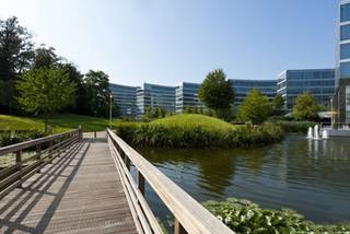 The Corporate Village consists of six modern office buildings with a lot of Visibility from the Ring of Brussels. The buildings are state of the art, energy efficiently and built in 2009. They have the latest technologies and best facilities throughout the site. Large cafeteria with terrace, reception, concierge, meeting rooms, airport shuttle, ...<br />Surface: 907 sqm.<br />Parking available: INSIDE 1.550 €/space/year & OUTSIDE 950 €/space/year.<br />Insurance: 7 €/sqm/year.<br />Property management: 3 €/sqm/year.