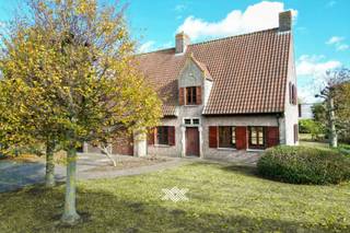 In het hart van Zwevezele, op een perceel van maar liefst 2.548 m², bevindt zich deze charmante villa met een bewoonbare oppervlakte van circa 250...
