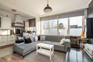 [[ DIT PAND NEEMT DEEL AAN DE ERA OPEN HUIZEN DAG OP 13/6 VAN 13:00 TOT 14:00 ]]
<p>Te koop: licht en praktisch ingedeeld appartement op de Antwerpsesteenweg in Hoboken, met twee slaapkamers en een centrale ligging nabij park, openbaar vervoer en belangrijke invalswegen.<br /><br />Dit halfopen appartement geniet van een uiterst centrale locatie met vlotte verbindingen naar Antwerpen-centrum, winkels en het treinstation. Dankzij de hoekligging valt het natuurlijke licht de hele dag binnen, wat zorgt voor een open en aangenaam woongevoel. De indeling is praktisch en optimaal benut, ideaal voor koppels, kleine gezinnen of als investering.<br /><br />Belangrijkste ruimtes:<br />• Woonkamer met grote raampartijen.<br />• Keuken met dampkap, koelkast, diepvries, oven en gaskookplaat.<br />• Twee slaapkamers.<br />• Badkamer met ligbad en enkelvoudige spoelbak.<br />• Berging met aansluiting voor wasmachine en droogkast.<br />• Inkomhal met parlofoon en ingemaakte kasten.<br />• Terras aan de achterzijde.<br /><br />Troeven:<br />• Centrale ligging met uitstekende bereikbaarheid.<br />• Hoekligging met veel natuurlijk licht.<br />• Praktische indeling met twee slaapkamers.<br /><br />Neem vandaag nog contact op met je ERA-makelaar voor een bezoek.<br />JOUW DROOMAPPARTEMENT. ZO GEVONDEN!</p>