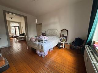 <p><strong>Charmant appartement op de Bondgenotenlaan</strong><br /><br />Dit appartement is gelegen op dé Bondgenotenlaan, de bekende winkelstraat in het centrum van Leuven die het station met de Grote Markt verbindt. Alles wat de stad te bieden heeft, bevindt zich op een steenworp afstand en alle voorzieningen zijn vlot bereikbaar te voet. We kunnen hier dan ook met volle overtuiging spreken van een absolute toplocatie.<br /><br />Het appartement straalt charme uit en wordt betreden via de nachthal en is gelegen op de tweede verdieping van het gebouw. Ruime leefruimte met keuken. Daarnaast is er nog een aparte kamer en badkamer. Kortom, dit appartement biedt alles wat je nodig hebt om comfortabel en gezellig te wonen in Leuven.<br /><br />Interesse of een bezichtiging ter plaatse? Contacteer ons via 016 229 228 of verhuur@connect-immo.be <br /><br />Huurprijs: €895 + 95€ (algemene onkosten, verwarming gas) + water, elektriciteit en internet privatief af te sluiten<br />EPC: label B - Beschikbaar vanaf 8 december 2026.</p>