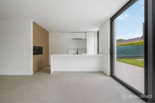 <strong>E-peil 4 (!!) – EPC slechts 6 kWh/m²</strong><br /><br /><strong>Laat je verrassen door deze recente en tot in de puntjes afgewerkte nieuwbouwwoning<u> met reeds aangelegde tuin</u> met een bewoonbare oppervlakte van 175 m², gelegen in het hart van Ruien. Op wandelafstand van winkels, scholen en het prachtige Kluisbos geniet je hier van een ideale combinatie van comfort, natuur en bereikbaarheid.</strong><br /><br /><u><strong>Indeling</strong></u><br />Via de ruime inkomhal met gastentoilet kom je binnen in een lichtrijke leefruimte met open keuken en zicht op de volledig aangelegde tuin met zonneterras – de perfecte plek om te ontspannen of gasten te ontvangen. De aangelegde oprit biedt plaats voor meerdere wagens. De praktische berging naast de keuken en de aparte bureauruimte op het gelijkvloers zorgen voor extra comfort en flexibiliteit.<br />Op de eerste verdieping vind je 3 ruime slaapkamers, een volledig uitgeruste badkamer én een afzonderlijk toilet.<br />Topscore op energie en afwerking:<br /><strong>Dankzij doordachte keuzes in materialen en technieken geniet je van maximaal comfort met een minimaal energieverbruik. Met een uitzonderlijk EPC van slechts 6 kWh/m² hoef je je geen zorgen te maken over energiekosten.</strong><br /><br /><u><strong>5 keer WAUW:</strong></u>
<ul>
	<li>Super energiezuinig: 6 kWh/m²</li>
	<li>Volledig aangelegde tuin, terras én oprit</li>
	<li>Kwalitatieve en smaakvolle afwerking</li>
	<li>Aparte bureauruimte voor thuiswerk of hobby</li>
	<li>Centrale ligging op wandelafstand van het Kluisbos</li>
</ul>
<u><strong>Deze woning is écht instapklaar, buiten én binnen.</strong></u><br /><br />Zin om deze parel zelf te ontdekken?<br />Contacteer Aaron op 0471 89 28 25 of via aaron@real-immo.be voor een vrijblijvende rondleiding.