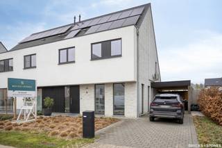 Wie op zoek is naar een recente, energiezuinige gezinswoning met een moderne uitstraling en een doordachte indeling, voelt zich hier meteen thuis. Deze halfopen woning, gebouwd in 2019, combineert hedendaags wooncomfort met kwalitatieve afwerking en een aangename lichtinval.<br /><br />We betreden de woning via een verzorgde inkomhal met gastentoilet, die meteen toegang geeft tot de leefruimte. De open leefruimte baadt in het licht dankzij de grote raampartijen en biedt een aangename connectie met de tuin. De keuken met eiland sluit naadloos aan op de eetplaats en zithoek en is uitgerust met kwaliteitsvolle Miele toestellen.. Aansluitend bevindt zich een praktische berging met aansluiting voor wasmachine en droogkast;<br /><br />Op de eerste verdieping bevinden zich drie good-sized slaapkamers (ca. 16 -14-14 m²) en een strakke badkamer uitgerust met zowel bad als douche en dubbele wastafel. De indeling is hier perfect afgestemd op een gezin, met voldoende ruimte en privacy voor iedereen.<br /><br />De tweede verdieping biedt een volwaardige master bedroom afgewerkt met maatwerk, en bijkomende bergruimte/technische ruimte. <br /><br />Buiten geniet u van een private tuin en een praktische carport naast de woning, wat zorgt voor comfortabel parkeren op eigen terrein.<br /><br />De woning werd gebouwd met oog voor detail, een strakke, tijdloze gevel en duurzame materialen, gecombineerd met een energiezuinige bouwkwaliteit. Dankzij de aanwezigheid van zonnepanelen én thuisbatterij wordt niet alleen het energieverbruik beperkt, maar bent u ook voorbereid op de toekomst.<br /><br />Gelegen in een rustig woonerf in Sint-Katelijne-Waver, met een vlotte verbinding naar Mechelen en Antwerpen en alle voorzieningen zoals winkels, scholen en openbaar vervoer in de directe omgeving, biedt deze woning het perfecte evenwicht tussen rust en bereikbaarheid.<br /><br />Ideaal voor wie op zoek is naar een instapklare woning waar u zorgeloos kunt wonen met uw gezin - must visit!