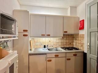 Bemeubeld appartement met zijdelings zeezicht op enkele stappen van het centrum en openbaar vervoer.Inkomhal, lichtrijke woonkamer, halfopen keuken,...