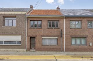 <p><span>Propriété située au centre de la ville avec espace et potentiel</span></p><p><span>Vous recherchez une propriété avec beaucoup d'espace et la possibilité de tout meubler à votre goût ? Cette propriété située au centre de la ville offre la base parfaite pour en faire la maison de vos rêves.</span></p><p><span>Au rez-de-chaussée, vous entrez dans l'espace de vie qui, après une nouvelle rénovation, pourrait se transformer en un salon confortable et lumineux. La cuisine attenante se prête parfaitement à un aménagement moderne et ouvert. De plus, vous trouverez à ce niveau une buanderie pratique et une salle de bains.</span></p><p><span>Le premier étage comprend trois chambres de taille normale, idéales pour une famille. L'escalier fixe permet d'accéder au spacieux grenier qui s'étend sur toute la surface de la maison. Cet espace offre des possibilités infinies : des chambres supplémentaires, une salle de loisirs ou un espace de détente, comme vous l'entendez.</span></p><p><span>A l'extérieur, vous bénéficiez d'un jardin profond où vous pouvez vous détendre en toute tranquillité.</span></p><p><span>Avantages de cette maison :</span></p><ul><li><span>Espace de vie et cuisine spacieux au rez-de-chaussée</span></li><li><span>Buanderie et salle de bains pratiques</span></li><li><span>Trois chambres à coucher au premier étage</span></li><li><span>Grenier complet avec escalier fixe, idéal pour des chambres supplémentaires</span></li><li><span>Jardin profond avec de nombreuses possibilités</span></li><li><span>Situation centrale, proche de toutes les commodités</span></li></ul>