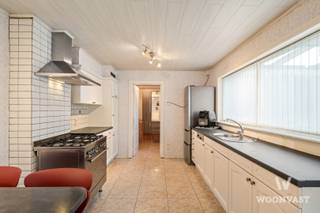 Op zoek naar een woning met landelijke, groene ligging? Deze op te frissen woning in Schoonaarde ligt op een gunstige locatie met vrij zicht op de velden, dé plek om tot rust te komen.<br /><br />De gezellige leefruimte wordt verwarmd door een sfeervolle gashaard en sluit aan op de keuken met zicht op de veranda & tuin, ideaal om van elk seizoen te genieten. Achter de keuken ligt de badkamer met ligbad & spoelbak. Bijkomend is er ook een extra kamer op het gelijkvloers, perfect in te richten als bureau of slaapkamer. Boven vind je nog 3 slaapkamers, zelf in te richten als slaapkamers of dressing, ruim genoeg voor het hele gezin.<br /><br />De woning is toe aan een opfrissing, maar dankzij EPC D geldt er geen renovatieverplichting, zo bepaal je zelf het tempo. Buiten wacht een onderhoudsvriendelijke tuin, en een aparte buiten berging biedt plaats tuinmateriaal. Naast de veranda is er nog ruimte voor fietsen en vuilzakken.<br /><br />✅ Super landelijke ligging met zicht op de velden<br />✅ 3 à 4 slaapkamers<br />✅ Gashaard in de leefruimte<br />✅ Veranda met zicht op de tuin<br />✅ Kamer gelijkvloers (bureau/slaapkamer)<br />✅ EPC D, geen renovatieverplichting<br />✅ Onderhoudsvriendelijke tuin + aparte berging<br />✅ Vlakbij OV<br /><br />Een woning met karakter en ruimte om je eigen stijl toe te voegen, plan snel een bezoek!<br /><br />📩 gilles@woonvast.be — 📞 0491 94 95 38 — 🌐 www.woonvast.be
