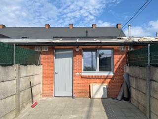 Recent gerenoveerde woning met twee slaapkamers<br /><br />INDELING GELIJKVLOERS<br />Woonkamer met trap naar de verdieping<br />Aparte eetkamer, <br />Keuken (deze wordt nog geïnstalleerd)<br />Badkamer met douche, lavabo en toilet.<br />Wasplaats met aansluiting voor wasmachine.<br />Afgesloten terras/koer.<br /><br />Vanuit het terras/de koer is er toegang tot een garagebox, gelegen achter de woning.<br /><br />EERSTE VERDIEPING<br />Twee slaapkamers.<br /><br /><br />BIJZONDERHEDEN<br />Recent gerenoveerd.<br />Vrij op 01/10/2026.<br />Contract: 1 jaar.<br />Airco wordt nog geïnstalleerd.