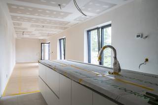 Dit volledig gerenoveerd appartement op de eerste verdieping met 3 slaapkamer is gelegen op een gunstige locatie in het centrum van Waregem...