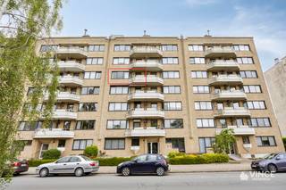 Op de vierde verdieping van een verzorgd en goed onderhouden gebouw bevindt zich dit ruim appartement met twee slaapkamers.<br />Het appartement werd functioneel ingericht en is voorzien van alle nodige comfort.<br /><br />De ligging is een absolute troef: centraal gelegen nabij het centrum van Ekeren, op wandelafstand van winkels, openbaar vervoer en andere voorzieningen.<br />Dankzij de vlotte verbinding met de belangrijkste invalswegen bereikt u bovendien snel zowel het centrum van Antwerpen als de haven.<br />Hierdoor is dit appartement bijzonder interessant voor eigen bewoning of als investering.<br /><br />De indeling omvat een ruime en lichtrijke leefruimte.<br />Aansluitend bevindt zich een aparte, uitgeruste keuken met gasfornuis en oven, evenals een afzonderlijke koelkast met vriesvak.<br />Vanuit de keuken is er toegang tot het terras aan de voorzijde.<br /><br />Verder beschikt het appartement over twee volwaardige slaapkamers.<br />De badkamer is uitgerust met een bad met geïntegreerde douche en een dubbele lavabo.<br />Het toilet is apart voorzien en bevindt zich in de nachthal.<br /><br />Daarnaast is er nog een aparte berging met aansluiting voor een wasmachine en een kelder die extra stockageruimte biedt.<br />De overname van het meubilair is bespreekbaar.<br /><br />Daarnaast vormt dit pand ook een interessante investeringsopportuniteit: het appartement is momenteel verhuurd en biedt zo een onmiddellijk rendement vanaf de aankoop.