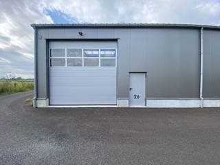 Te Huur : M<span><span>oderne units die variëren in grootte, met afmetingen van 172 m2 en 192 m2.<br />Een van de grootste voordelen van dit project is de strategische ligging. We bevinden ons op slechts 4,1 kilometer van het op- en afrittencomplex van de E17 – Deerlijk en op 4,7 kilometer van het op- en afrittencomplex van Waregem. Dit zorgt ervoor dat onze opslagruimtes gemakkelijk bereikbaar zijn. Deze uitstekende toegankelijkheid biedt een belangrijk voordeel voor onze klanten en maakt onze locatie bijzonder aantrekkelijk.<br /><br /><span>Kenmerken:<br /></span></span></span><br />- Zowel beschikbaar voor ondernemers als particulieren<br />- Mogelijkheid tot plaatsen van een reclametotem met uw bedrijfsnaam<br />- Voorzien van water en elektriciteit (220V + 380V)<br />- Uitstekende bereikbaarheid<br />- Parkeergelegenheid beschikbaar<br /><span>- Betonvloer<br />- Gemeenschappelijke sanitaire voorziening<br />- Zowel verkoop als verhuur</span>