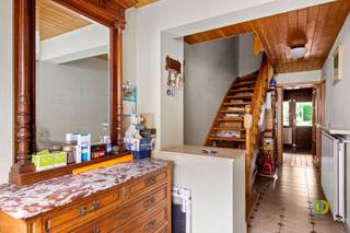 <p><span>À Koningslo se trouve cette maison bel-étage bien entretenue, construite en 1984, située dans un quartier résidentiel calme et agréable. La maison est en très bon état et a été entretenue avec soin au fil des ans. Elle offre en outre une excellente base pour moderniser davantage l'intérieur selon vos goûts. Au rez-de-chaussée se trouvent un garage spacieux, une buanderie, un débarras supplémentaire et, petite surprise, un sauna. Depuis la buanderie, on accède directement au jardin convivial et parfaitement entretenu. L'escalier partant du hall d'entrée mène au premier étage, où se trouve un espace de vie ouvert et lumineux pouvant accueillir un coin repas et un coin salon, suivi d'une cuisine ouverte récemment rénovée. À l'arrière de la maison se trouve la véranda, qui offre une vue sur le jardin et y donne accès. Le deuxième étage comprend un vaste couloir avec dressing intégré, trois chambres et une salle de bains. Un grenier pratique offre un espace de rangement supplémentaire. L’emplacement est particulièrement intéressant : écoles, commerces, transports en commun et commodités quotidiennes se trouvent à proximité. Grâce à la liaison fluide avec le Ring, Bruxelles, l’aéroport et les principaux axes routiers sont également rapidement accessibles. Une maison familiale bien entretenue avec garage, sauna, jardin, trois chambres et de nombreuses possibilités de personnalisation pour l’adapter aux normes actuelles.</span><span> </span></p>