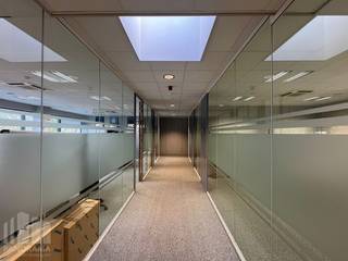 Adequat Business Center biedt stijlvolle en <strong>instapklare kantoorruimtes</strong> in een modern ondernemingscentrum met een uiterst strategische ligging langs de <strong>N9</strong>, op slechts 50 meter van de <strong>R4 </strong>en nabij het knooppunt van de <strong>E40 </strong>en <strong>E17</strong>. Er bevindt zich een bushalte op 85 meter.<br /><br />De kantoorruimtes bieden een totale oppervlakte van <strong>79 m² </strong>en bevinden zich op de eerste verdieping.<br />De ruimtes zijn stijlvol ingericht met een designbureaumeubel, een ergonomische bureaustoel, een ladenblok, een vergadertafel met vier stoelen en archiefkasten. Deze professionele werkomgeving biedt een uitgebreid dienstenpakket, hoogwaardige vergaderzalen en een elegante eventlocatie. Dankzij de <strong>all-in service</strong> geniet u van maximale flexibiliteit en een zorgeloze werkervaring. Bovendien beschikt het ondernemingscentrum over <strong>ruime parkeergelegenheid </strong>(met laadfaciliteiten) en is het volledig beveiligd.<br /><br />Voor meer informatie, technische details of een plaatsbezoek kunt u contact opnemen met<strong> PANORAMA B2B </strong>via<strong> 09 225 09 02</strong>.
