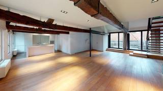 <strong>Dit lichte duplex bevindt zich op een van de meest theatrale locaties in Antwerpen.</strong><br /><br />Vanuit de woonkamer en keuken op parket heeft men namelijk een <strong>adembenemend</strong> <strong>uitzicht</strong> over de <strong>Bourla</strong> <strong>Schouwburg</strong> in hartje centrum. De <strong>levendigheid</strong> <strong>van de stad</strong> staat in contrast met de <strong>rust</strong> <strong>die</strong> <strong>de</strong> <strong>leefruimte</strong> <strong>weerspiegelt</strong>. Een <strong>gezellige</strong> <strong>gas</strong> <strong>haard</strong> <strong>geeft</strong> <strong>de</strong> <strong>ruimte</strong> <strong>een</strong> <strong>warm</strong> <strong>gevoel</strong> en de <b>warme</b> <strong>parket</strong> draagt hier ook aan bij net zoals <strong>authentieke</strong> <strong>balken</strong>. <br /><br />Achteraan werd een <strong>gezellig</strong> <strong>terras</strong> <strong>geïnstalleerd</strong> dat <strong>zuidwest</strong> georiënteerd is. <br />Een verfrissende cocktail op het terras? Dat kan! Het terras is groot genoeg voor een eettafel én een lounge hoekje te creëren.<br /><br />Via de trap komt men op de <strong>tweede</strong> <strong>verdieping</strong> waar er zich <strong>twee</strong> <strong>slaapkamers</strong> met telkens een <strong>en suite badkamer</strong> bevinden. De ene badkamer beschikt over een douche en de andere over een ligbad. <br /><br /><strong>Troeven:</strong><br />- moderne open haard<br />- ruim terras<br />- prachtig uitzicht<br />- centrale ligging<br />- airco in de slaapkamers