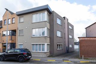 <p>Ontdek dit ruime, instapklare appartement op de tweede verdieping van een verzorgd en kleinschalig gebouw met slechts drie units, voorzien van een lift en gelegen in Blaasveld. Bij het betreden van het appartement kom je in de inkomhal die toegang geeft tot een ruime en lichtrijke leefruimte met open keuken. Verder beschikt het appartement over een apart toilet, een praktische berging, een badkamer en drie volwaardige slaapkamers, evenals een aangenaam terras. Achter het gebouw bevindt zich een garage, verplicht bij aan te kopen voor €20.000, wat zorgt voor extra comfort en gebruiksgemak. Dankzij de gunstige ligging woon je hier op een uitstekende locatie, in de nabijheid van winkels, openbaar vervoer en recreatiemogelijkheden. Voor meer informatie of een bezoek kan je contact opnemen via 03/283.84.84 of mailen naar gert@ax-quality.be.</p>