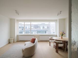 <strong>Laatste beschikbare appartement in dit exclusieve project.</strong><br /><br />Sommige appartementen moet je bezoeken om ze echt te begrijpen.<br /><br />Dit is er zo één.<br /><br />In 2025 werd dit gebouw volledig vernieuwd en omgevormd tot een kleinschalige residentie met slechts 6 appartementen. Vandaag is nog slechts <strong>één appartement beschikbaar</strong>.<br /><br />Het resultaat? Een appartement dat aanvoelt als nieuwbouw, maar aangekocht wordt onder registratierechten in plaats van BTW.<br /><br />Op de vierde verdieping geniet je van een uitzonderlijke lichtinval, hoogwaardige materialen en een afwerking die tot in de kleinste details klopt.<br /><br />De stijlvolle leefruimte vloeit naadloos over in de volledig uitgeruste keuken met kookeiland. Verder beschik je over twee ruime slaapkamers, een luxueuze badkamer met vrijstaand bad en inloopdouche, twee praktische bergingen en een zonnig terras.<br /><br />En dan is er nog de ligging.<br />Winkels, restaurants, openbaar vervoer en alle dagelijkse voorzieningen bevinden zich letterlijk op wandelafstand. Hier woon je écht in het hart van Deinze.<br /><br /><strong>Nieuwbouwcomfort zonder BTW. Een kleinschalige residentie. Een toplocatie. En nog slechts één kans om hier eigenaar te worden.<br /><br />📞 Bel vandaag nog naar Alexander van OC Vastgoed op 0476 62 30 37 voor een bezoek.</strong><br /><br />CV: aardgas <br />EPC: 193 kWh/m²jaar (B-label) – Bruto vloeroppervlakte: 97 m2 volgens het EPC-attest<br />Stedenbouwkundige inlichtingen: woongebied, bouwvergunning, verkavelingsvergunning, geen voorkooprecht, geen rechterlijke herstelmaatregel of bestuurlijke maatregel opgelegd.<br />Geen overstromingsgevoelig gebied: P-score: C, G-score: C.<br />Geen renovatieverplichting.
