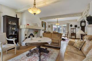 De ruime inkomhal geeft uit op de verschillende vertrekken zoals het apart gastentoilet en de badkamer.De badkamer is voorzien van een...