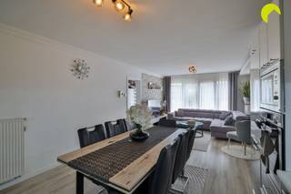 <p><span>Cet appartement prêt à emménager, situé au 1er étage d'un petit immeuble à proximité de commerces, d'établissements de restauration conviviaux, d'écoles, des transports en commun et d'un parc paisible, est à la recherche d'un nouveau propriétaire.</span></p><p><span>On pénètre dans limmeuble par le hall dentrée commun, puis on accède au premier étage par lescalier.</span></p><p><span>La porte dentrée donne sur le couloir équipé de placards encastrés, doù lon peut accéder à toutes les pièces.</span></p><p><span>On arrive ensuite dans lagréable salon avec cuisine ouverte, équipée de tous les appareils électroménagers et offrant suffisamment despace de rangement.</span></p><p><span>Le salon donne également accès à lune des chambres.</span></p><p><span>La salle de bains rénovée est équipée dune grande douche à litalienne, dun lavabo, de toilettes et dun raccordement pour lave-linge.</span></p><p><span>Enfin, le couloir donne accès à deux chambres spacieuses ; depuis la plus petite chambre, on peut accéder à la terrasse.</span></p><p><span> </span></p><p><span>Permettez-moi de vous résumer les atouts de cet appartement :</span></p><p><span>° Prêt à emménager, avec trois chambres</span></p><p><span>° Pièces joliment rénovées et lumineuses</span></p><p><span>° Salle de bains avec douche à l'italienne, WC </span></p><p><span>° Couloir avec placards intégrés</span></p><p><span> </span></p><p><span> </span></p><p><span>PEP 150 kWh/(m²/an) - label B</span></p><p><span>Score P : A et score G : A</span></p><p><span> </span></p><p><span>Pour plus dinformations ou pour une visite sur place, appelez-nous au 03-449 42 41 ou envoyez-nous un e-mail à hallo@habicom.be.</span></p><p><span>Vous souhaitez connaître la valeur de votre logement ? Vérifiez-la gratuitement sur www.watismijnhuiswaard.be </span></p>