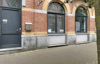 <p><span>Deze gelijkvloerse ruimte van ongeveer 60 m² is gelegen aan de Sint-Augustinuslaan, in de gegeerde wijk Hoogte Honderd (Altitude 100) in Vorst. Dankzij de ligging tegenover een school en vlak bij winkels, openbaar vervoer en belangrijke invalswegen geniet het pand van een uitstekende zichtbaarheid en een constante passage van voetgangers.</span></p>
<p><span>Het pand beschikt over een lichtrijke hoofdruimte, een keuken en een ruime opslagruimte in het souterrain met toilet. Door de praktische indeling is het geschikt als kantoor, voor een vrij beroep of als handelsruimte.</span></p>
<p><span>De huurprijs bedraagt </span><strong><span>€1.100 per maand</span></strong><span>, met een </span><strong><span>maandelijkse provisie van €50 voor de gemeenschappelijke lasten</span></strong><span>. Het pand is </span><strong><span>beschikbaar vanaf 1 oktober 2026</span></strong><span>.</span></p>
<p><span>Neem gerust contact met ons op voor meer informatie of een bezichtiging.</span></p>