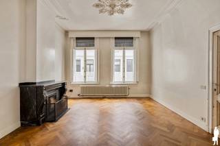 <p><strong>Karaktervolle herenwoning met tuin in Antwerpen</strong><span></span></p>
<p>Ontdek deze karaktervolle en lichtrijke herenwoning gelegen in de Hertoginstraat 11, in het hart van Antwerpen. Dankzij de authentieke gevel, de hoge plafonds en de grote raampartijen combineert deze woning historische charme met hedendaags wooncomfort. Met een bewoonbare oppervlakte van circa 280 m², drie ruime slaapkamers, een polyvalente bovenverdieping, een kantoorruimte, kelder en een stadstuin van circa 67 m² biedt deze woning bijzonder veel ruimte en mogelijkheden. Dankzij het EPC C woont u hier comfortabel op een centrale locatie.</p>
<p>GA NAAR WWW.DEBOERENPARTNERS.BE OM RECHTSTREEKS UW ONLINE AFSPRAAK IN TE PLANNEN</p>
<p>Indeling: op het gelijkvloers bevinden zich een statige inkomhal, een ruime en lichtrijke leef- en eetruimte, een volledig uitgeruste keuken, een afzonderlijke kantoorruimte, toegang tot de kelder en de stadstuin van circa 67 m². De combinatie van de hoge plafonds, authentieke parketvloeren en grote ramen zorgt voor een warme en statige sfeer. De keuken sluit mooi aan op de eetruimte en biedt rechtstreeks toegang tot de tuin.</p>
<p>Op de eerste verdieping bevinden zich drie volwaardige slaapkamers en een ruime badkamer met vrijstaand ligbad, inloopdouche en dubbele lavabo. De tweede verdieping bestaat uit een grote en lichtrijke polyvalente ruimte met houten balken en dakramen. Deze ruimte kan naar eigen wens worden ingericht als vierde slaapkamer, speelkamer, hobbyruimte, thuiskantoor of creatieve studio.</p>
<p>Bijzonderheden: EPC C, circa 280 m² bewoonbare oppervlakte, tuin van circa 67 m², drie ruime slaapkamers, mogelijkheid tot een vierde slaapkamer, afzonderlijke kantoorruimte, kelder, authentieke elementen en een centrale ligging in Antwerpen.</p>
<p>GA NAAR WWW.DEBOERENPARTNERS.BE OM RECHTSTREEKS UW ONLINE AFSPRAAK IN TE PLANNEN</p>