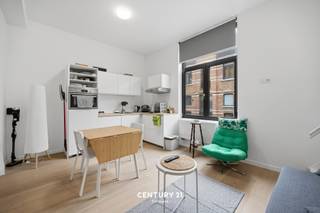 <span><strong>**Uiterst ruime hippe studio Stadsrand Leuven**</strong></span><br /><br />Aan de Leuvense Stadsrand, namelijk in de Broekstraat kan je deze uiterst ruime en bovendien rustig gelegen studio vinden. De unit situeert zich op verdieping 1 van het gebouw en het gebouw zelf telt 5 zelfstandige woonentiteiten. De studio is een bemeubelde flat voorzien van al het nodige om zo aangenaam mogelijk te wonen. Zo is er een leefruimte, slaapruimte en bureauplaats. Ook de keuken en badkamer zijn volledig geïnstalleerd. Op heden is de unit bewoond door een huurder die met de grootste aandacht zorg draagt voor het onderhoud. Maandelijkse huurprijs is 800,- EUR excl lasten (60,- EUR) + elektriciteit en water privatief. De unit kan vanaf 31 augustus 2026 vrij zijn voor gebruik. <br /><br /><span><strong>Interesse in een bezoekje ter plaatse? Met plezier! Contacteer onze Vastgoedmakelaar Jacky: jacky@connect-immo.be - 0495 53 46 49. </strong></span><br /><span><strong>EPC: label B - 180 kWh/m² - UC: 2162583</strong></span>