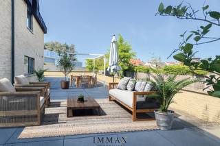 Dit uitzonderlijke ruime triplex-appartement ligt centraal in het bruisende hart van Assebroek vlakbij winkels, scholen en horeca op fietsafstand...