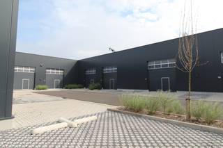 Nieuwbouw loods van 139,33 m² te huur langs de Schaapbruggestraat te Roeselare.<br />Opgebouwd uit staalstructuur met beton onder element en sandwichpanelen + steeldeck
<ul>
	<li>Sectionale poort met deur en glassectie </li>
	<li>Vrije hoogte van 6m </li>
	<li>Toegangssysteem met badge of smartphone</li>
	<li>Drijfkracht 400V+N</li>
	<li>Ledverlichting </li>
	<li>Brandklasse C</li>
	<li>2 Parkeerplaatsen inbegrepen</li>
</ul>
Huurprijs is € 627 / per maand (Ex. btw).<br />Prijs inclusief gemeenschappelijke kosten<br /><br />Beschikbaar vanaf juni.<br />Neem vrijblijvend contact op voor meer informatie. 