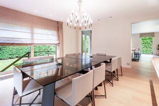 <strong>Moderne en recente villa op 1.017m² grond gelegen in de prestigieuze villawijk Park den Brandt. Gelegen nabij Nachtegalenpark, Middelheimpark, openbaar vervoer, supermarkten, leuke restaurants, belangrijke in- en uitvalswegen. </strong><br /><br /><span><strong>Gelijkvloerse verdieping:</strong></span><br />Via de ruime inkomhal met gastentoilet en vestiarekasten betreedt men de riante en lichtrijke leefruimte op parket. Deze is onderverdeeld in zithoek, salon en een eetkamer. Aansluitend aan deze leefruimte bevindt zich de geïnstalleerde aparte leefkeuken met ontbijthoek, een kookeiland, opbergkasten en alle toestellen. Vooraan is er een aparte bureauruimte/tv-kamer/logeerkamer op parket. <br /><br /><span><strong>Eerste verdieping:</strong></span><br />De eerste verdieping is bereikbaar via de hoofdtrap als via de lift. Op deze verdieping vinden we 4 ruime en volwaardige slaapkamers op parket, ensuite een ingerichte badkamer en walk-in dressing. <br /><br /><span><strong>Tweede verdieping:</strong></span><br />De tweede verdieping is bereikbaar via de trap en de lift. Hier bevinden zich nog drie extra ruimtes / slaapkamers op parket, een extra douchekamer en een technische ruimte. De grootste ruimte kan gebruikt worden als ontspanningsruimte, fitnessruimte, yogastudio of zelfs een thuiswerkplek. Dankzij de royale afmetingen en flexibele indeling is deze verdieping perfect aan te passen aan diverse woon- en leefbehoeften.<br /><br /><span><strong>Kelder verdieping:</strong></span><br />De KELDER is opgedeeld in verschillende ruimtes betsaande uit een wasplaats, opbergruimtes, technische ruimte, inpandige garage. <br /><br /><span><strong>BIJZONDERHEDEN: </strong></span><br /><span>* Moderne villa gebouwd in 2008 <br />* Uitstekend gelegen in prestigeuze villawijk Park den Brandt nabij Nachtegalenpark, Middelheimpark<br /></span>* Uitstekend EPC label A, conforme keuring, aircosysteem, verwarming op gas, alarm, personenlift voorzien<br />* Inpandige garage en een oprit voor meerdere wagens
