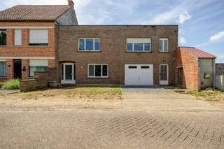 Ontdek deze ruime woning in het gezellige Wiekevorst. Op het gelijkvloers bevinden zich de inkomhal, het gastentoilet, de grote leefruimte en de...