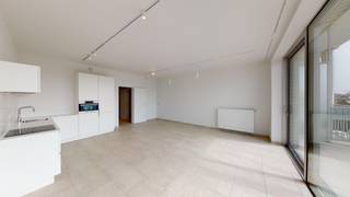 <strong>Recent appartement</strong> met ruim terras op wandelafstand van het Eilandje<br /><br />Het appartement is rustig gelegen aan een groene binnentuin en tevens op wandelafstand van de Grote Markt en de Kaaien.<br /><br />Inkomhal met apart gastentoilet. <strong>Royale en lichte leefruimte</strong> met volledig ingerichte open keuken met aansluitend een <strong>ruim Zuid georiënteerd terras</strong> van 12 m2. <br />Verder zijn er nog <strong>twee volwaardige tweepersoonskamers</strong> en een badkamer voorzien van dubbele wastafel, <strong>inloopdouche</strong> en toilet. <br />Een ruime berging is uitgerust met de aansluitingen voor was-en droogautomaat.<br /><br />Maandelijkse provisie van 150 € voor gemeenschappelijke lasten, verwarming en warm water.<br /><br /><strong>Autostaanplaats</strong> nr 174 te huur aan 125 €/maand<br /><br />Beschikt over 3 fietsstaanplaatsen<br /><br />Bekijk hier de virtuele tour: https://my.matterport.com/show/?m=mi2wHxUZpFz