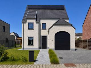 Te koop aan registratierechten (2% of 12%) <br />Deze uitzonderlijk afgewerkte nieuwbouwwoning uit 2023 combineert een rustige ligging met royale leefruimtes en een hoogwaardige afwerking. Gelegen op een uitstekende locatie in Assenede geniet u hier van alle comfort, ruimte en energiezuinigheid die een moderne woning te bieden heeft.<br />Met een bewoonbare oppervlakte van maar liefst 273 m² op een perceel van 460 m² biedt deze woning een unieke woonervaring. De afwerking werd tot in de kleinste details verzorgd, waardoor u enkel nog hoeft te verhuizen en te genieten.<br />Een absolute meerwaarde is de aanwezigheid van zowel een inpandige garage als een afzonderlijke, volwaardige tweede garage. Deze extra ruimte biedt tal van mogelijkheden en is een zeldzame troef bij recente nieuwbouwwoningen. Ideaal voor een tweede wagen, fietsen, opslag, hobbyruimte of een zelfstandige activiteit aan huis.<br />Troeven van deze woning<br />- Bewoonbare oppervlakte van 273 m²<br />- Zeer energiezuinig met E-peil 27<br />-Totale vloerverwarming (uitgezonderd de zolderverdieping)<br />-Ventilatiesysteem C+<br />- 5 zeer ruime slaapkamers<br />- Praktische bureauruimte geïntegreerd in de leefruimte<br />- Ruime, luxueuze maatkeuken voorzien van Miele-toestellen<br />- Stijlvolle badkamer met ligbad, inloopdouche en apart toilet<br />- Inpandige garage én een aparte, volwaardige tweede garage<br />- Aangelegde opritten en tuin<br />- Verkoop onder registratierechten<br /><br />Deze woning werd gerealiseerd door een gerenommeerde bouwfirma en onderscheidt zich door haar ruimte, afwerkingsgraad en energiezuinig karakter.<br />Een absolute aanrader voor wie op zoek is naar een instapklare gezinswoning met alle hedendaagse comfort op een uitstekende locatie. Meer info? Bel WIJSvastgoed !