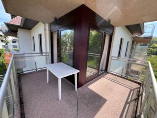 Cet appartement bénéficie d'un emplacement calme près des dunes du Westhoek.  Il se compose comme suit : hall d'entrée, salon avec cuisine équipée, salle de bains avec douche, lavabo et WC, deux chambres, grande terrasse orientée sud-ouest.  Cave individuelle incluse.   Il y a également un local à vélos en commun.  Possibilité d'acheter un emplacement de parking pour 35.000 €  Réf. Villa Dell' Arte 1.06