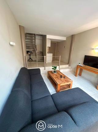 Op zoek naar een bemeubeld duplex appartement te huur in Hasselt op een centrale locatie? Aan de Minderbroederstraat 12 vind je deze charmante duplex van 47 m², verdeeld over twee verdiepingen en met zicht op de idyllische Walputstraat. Een compacte en praktisch ingerichte woonplek midden in de stad.<br />Belangrijk om te weten: in dit appartement is geen domicilie mogelijk.<br /><br />Indeling<br />Eerste verdieping<br />Je komt binnen in de leefruimte met open keuken. Dankzij de bemeubelde inrichting hoef je niet van nul te beginnen en kan je de ruimte meteen in gebruik nemen.<br />Tweede verdieping<br />Via de trap bereik je de tweede verdieping. Hier bevinden zich de slaapkamer en badkamer, waardoor het slaapgedeelte mooi afgescheiden blijft van de leefruimte.<br /><br />Troeven<br />- Bemeubelde duplex van 47 m²<br />- Gelegen in het centrum van Hasselt<br />- Leefruimte met open keuken<br />- Aparte slaapverdieping met badkamer<br />- Mooi zicht op de Walputstraat<br />- Water, elektriciteit en internet via een vaste maandelijkse privatieve kost<br />- Praktische oplossing voor wie tijdelijk of zonder domicilie in Hasselt wil verblijven<br /><br />Kosten<br />Naast de maandelijkse huurprijs betaal je een privatieve kost van € 100 per maand voor water, elektriciteit en internet.<br />Wordt de duplex door twee personen bewoond? Dan bedraagt deze privatieve kost € 150 per maand.<br /><br />Ligging & omgeving<br />De Minderbroederstraat ligt pal in het centrum van Hasselt. Winkels, horeca, openbaar vervoer en alle dagelijkse voorzieningen bevinden zich op wandelafstand. Tegelijk geniet je vanuit het appartement van zicht op de gezellige en karaktervolle Walputstraat.<br />Wie een bemeubeld duplex appartement in het centrum van Hasselt zoekt en graag alles binnen handbereik heeft, zit hier dus bijzonder praktisch.<br /><br />Interesse?<br />Ben je enthousiast? Interesse? Klik op “Ik ben kandidaat” via www.optie-m.be<br /><br />Wil je weten wat jouw woning waard is? Contacteer ons via info@optie-m.be