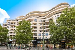 Derrière la façade élégante d’un ancien immeuble de bureaux repensé par le célèbre bureau Jaspers Eyers, se dévoile un lieu où la modernité...