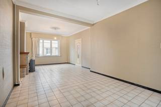 Deze op te frissen woning met ruime garage is gelegen in Kessel-Lo en biedt tal van mogelijkheden.Indeling:We betreden de woning via de inkomhal...