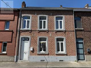 Deze knappe woning, gelegen in de Grumstraat en op wandelafstand van het treinstation van Landen, moet je absoluut gezien hebben.<br /><br />Deze eigendom onderging reeds een mooie metamorfose.<br />Niet alleen werd de gevel met zorg gerestaureerd en teruggebracht naar haar oorspronkelijke charme, ook het dak werd volledig vernieuwd en geïsoleerd. Daarnaast werd een nieuwe verwarmingsinstallatie geplaatst en kreeg de woning een volledig nieuwe keuken.<br /><br />Wanneer we de doodlopende straat inrijden, springt deze woning meteen in het oog.<br />Recht tegenover de watertoren van Landen, maar vooral met een bijzonder knap gerestaureerde gevel die karakter uitstraalt.<br /><br />Via de inkomhal, waar zich ook een apart gastentoilet bevindt, betreden we de leefruimte.<br />Vooraan een gezellige zithoek, aansluitend het eetgedeelte dat <span>dat samen met de nieuw geïnstalleerde open keuken</span><strong><span> </span></strong>een aangename en open leefomgeving vormt.<br /><br />De ruime open keuken is volledig uitgerust en voorzien van alle nodige comfort. Vanuit zowel de keuken als de eetkamer hebben we toegang tot het gezellige terras en de tuin — een fijne plek om tot rust te komen.<br /><br />In de keuken bevindt zich eveneens de toegang tot de droge kelder, waar de nieuwe aardgasketel werd geplaatst.<br /><br /><span>Op de eerste verdieping treffen we 2 slaapkamers aan, een badkamer met ligbad en tweede toilet, een opbergruimte en een doorloopkamer naar de zolder.</span><br /><br />De andere drie ruimtes fungeren vandaag als slaapkamers, waarvan één momenteel dienst doet als doorloopkamer richting de zolder.<br /><br />De zolderverdieping biedt bovendien nog heel wat potentieel. De ruimte is ruim genoeg om hier eenvoudig twee extra kamers te creëren — ideaal voor wie extra slaapkamers, een bureau of hobbyruimte wenst.<br /><br /><span>Ben je op zoek naar een karaktervolle woning</span>, waar reeds grote investeringen werden uitgevoerd en waar je zelf nog je persoonlijke toets kan aanbrengen? Dan is dit zonder twijfel een mooie opportuniteit.<br /> 