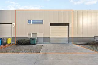 <p><span>KMO-Unit van 207m2 met bureel van 35m2 op uiterst centrale en snel toegankelijke locatie te Ham.</span></p><p><span> </span></p><p><span>Belangrijkste troeven:</span></p><p><span>- Centrale ligging</span></p><p><span>- Bureelruimte</span></p><p><span>- Sectionaal poort</span></p><p><span>- Gelegen nabij belangrijke verbindingswegen en autostrade</span></p><p><span>- Airco</span></p><p><span>- Aparte ontvangst/vergaderruimte met aparte inkom.</span></p><p><span> </span></p><p><span>Wenst u meer info of een vrijblijvende bezichtiging, contacteer dan ons kantoor op het nummer 011 85 15 15 en wij</span></p><p><span>helpen u graag verder.</span></p>