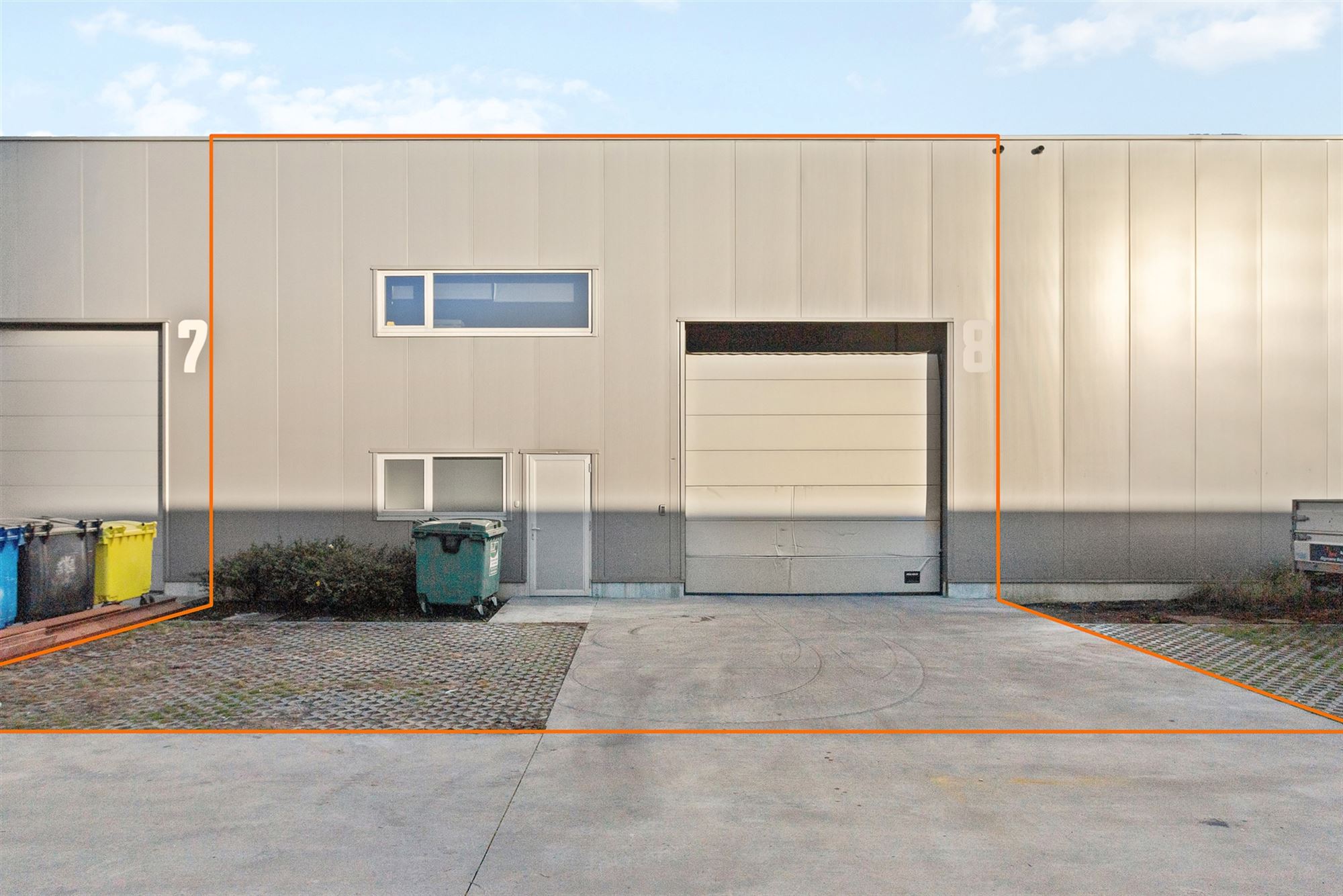 KMO-UNIT VAN 207 M2 MET BUREEL VAN 35M2 OP UITERST CENTRALE EN SNEL TOEGANKELIJKE LOCATIE TE HAM - foto 2