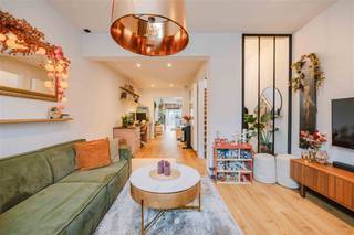 <p><span>Op zoek naar een tot in de puntjes gerenoveerde woning met zonnige tuin én garage? Ontdek dan zeker deze charmante woning in het centrum van Grembergen.</span></p><p><span> </span></p><p><span>Achter deze charmante gevel schuilt een volledig gerenoveerde woning, die in 2021 volledig opnieuw werd opgebouwd met veel oog voor detail, kwaliteit en energiezuinigheid. Deze instapklare woning biedt een uitstekende energieprestatie (EPC A), conforme elektriciteit en is volledig asbestveilig.</span></p><p><span> </span></p><p><span>De belangrijkste troeven op een rij:</span></p><ul><li><span>Volledig heropgebouwd in 2021 met hoogwaardige materialen</span></li><li><span>Uitstekende energiescore (EPC A)</span></li><li><span>Zeer ruime leefruimte met open leefkeuken</span></li><li><span>Aangelegde tuin en grote garage (22 m²)</span></li></ul><p><span> </span></p><p><span>Indeling gelijkvloers:</span><span><br />Bij het betreden van de woning komt u in de bijzonder ruime leefruimte, ingedeeld met een gezellige zithoek en een volledig ingerichte leefkeuken. Verder beschikt het gelijkvloers over een praktische berging en een gastentoilet. De zonnige tuin is volledig aangelegd. Achteraan bevindt zich de ruime garage van 22 m², met bovendien extra parkeermogelijkheid voor de garage. </span></p><p><span> </span></p><p><span>Eerste verdieping:</span><span><br />De nachthal geeft uit op een ruime slaapkamer (15 m²) en een stijlvolle badkamer, uitgerust met een dubbele lavabo, een comfortabele inloopdouche en een toilet.</span></p><p><span> </span></p><p><span>Tweede verdieping:</span><span><br />Onder het dak bevindt zich de master bedroom, open tot in de nok, wat zorgt voor een bijzonder ruimtelijk geheel. Mogelijkheid om deze ruimte op te splitsen in 2 aparte slaapkamers (technieken reeds voorzien).</span></p><p><span> </span></p><p><span>De woning onderging in 2021 een bijzonder grondige heropbouw, waarbij alle essentiële elementen werden vernieuwd, waaronder het dak, de vloeren met isolatie, de technieken en de installaties. Dit maakt deze woning een bijzonder zorgeloze investering! </span></p><p><span> </span></p><p><span>Kortom:</span><span> een tot in de puntjes gerenoveerde woning met tuin, garage, ideaal gelegen nabij het centrum van Grembergen. </span></p><p><span> </span></p><p><span>Interesse? Contacteer Axel Lenaerts makelaars voor meer informatie of een bezoek ter plaatse.</span></p><p><span> </span></p>